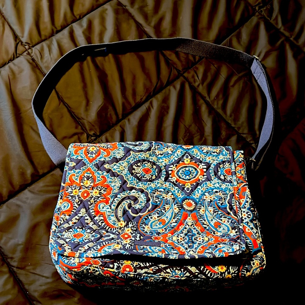 LIKE NEW Vera Bradley Messenger Bag